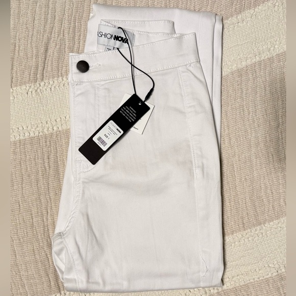 Fashion Nova Mystery Solved Extreme Bell Bottom Jeans- NWT - Picture 4 of 6